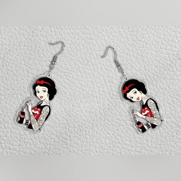 🖤 Acrylic 2D Edgy Snow White Drop & Dangle Earrings - Picture 2 of 3